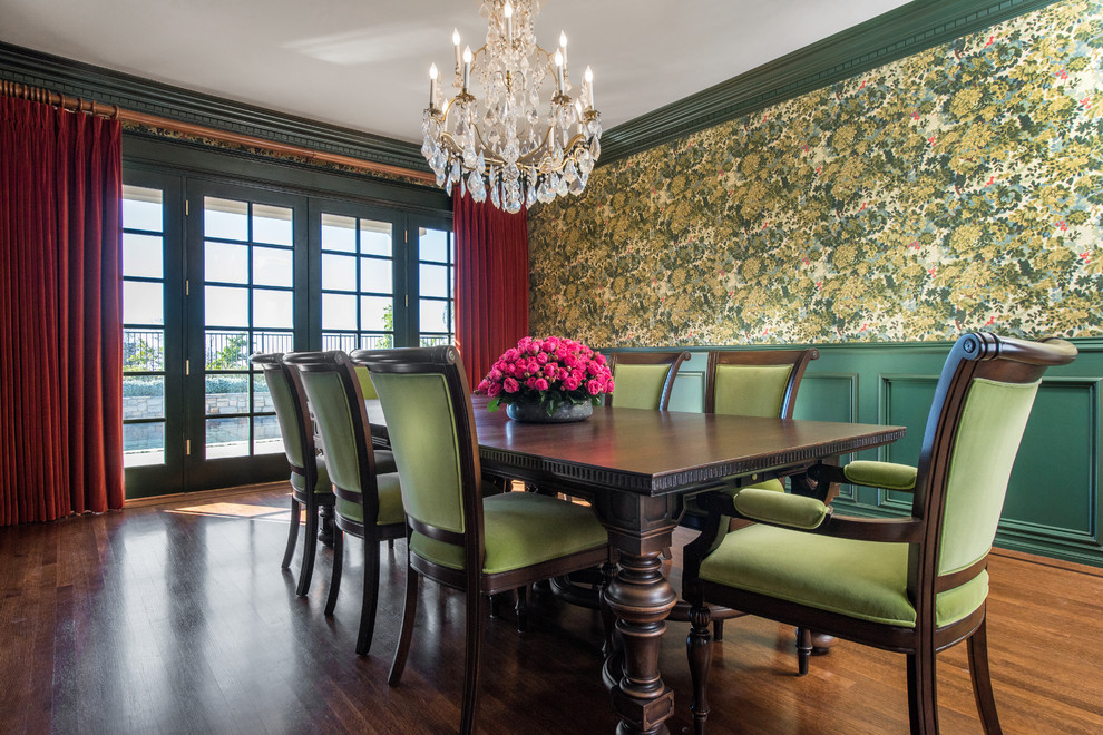 Klassische Wohnküche ohne Kamin mit grüner Wandfarbe, braunem Holzboden und braunem Boden in Los Angeles