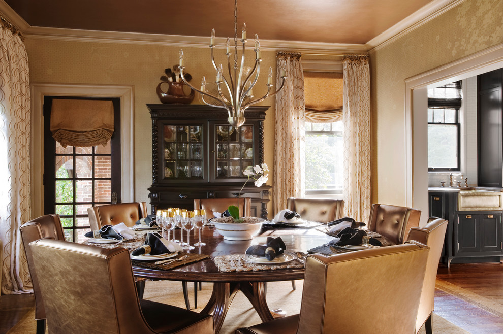 Aménagement d'une rideau de salle à manger classique fermée avec mur métallisé, un sol en bois brun et un sol marron.