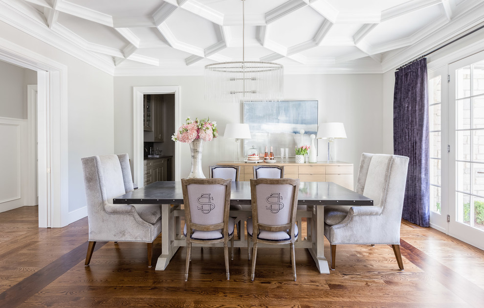 Cette image montre une salle à manger traditionnelle avec un mur gris, parquet foncé et un sol marron.
