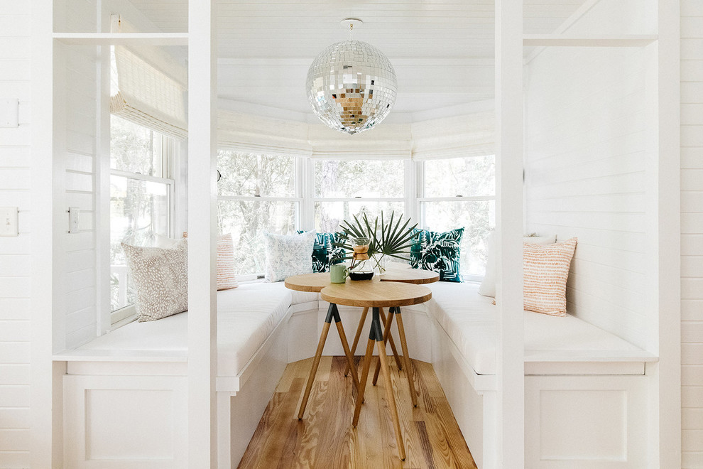 На фото: маленькая гостиная-столовая в морском стиле с белыми стенами, светлым паркетным полом и коричневым полом без камина для на участке и в саду
