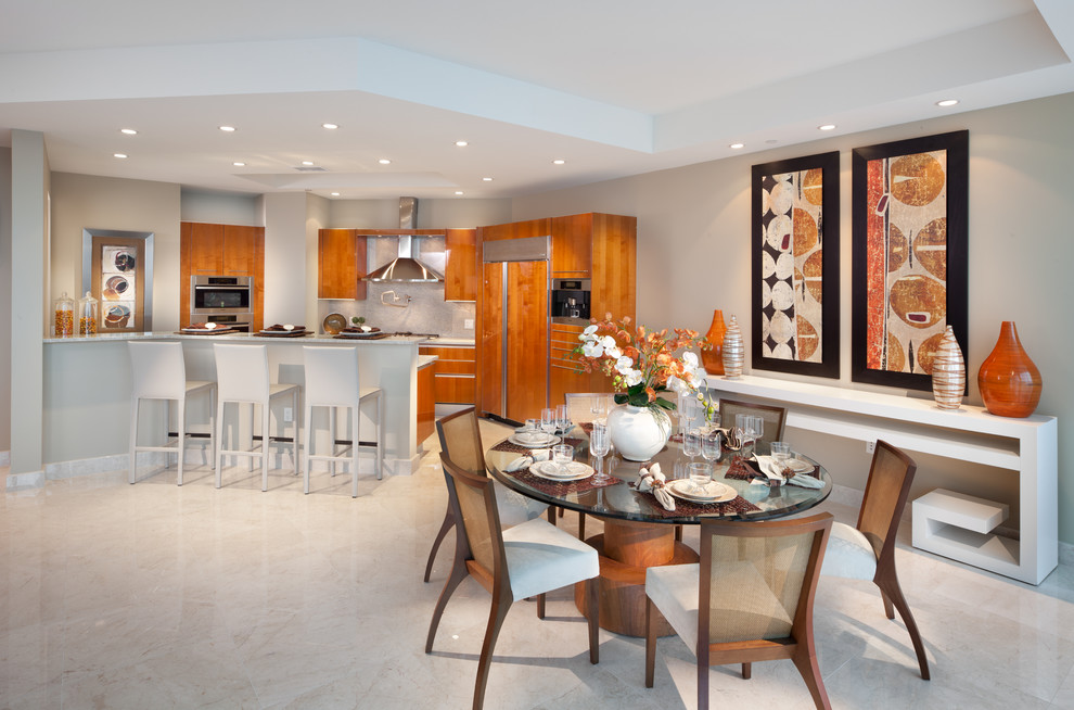 Cette photo montre une salle à manger ouverte sur le salon tendance avec un sol en marbre.