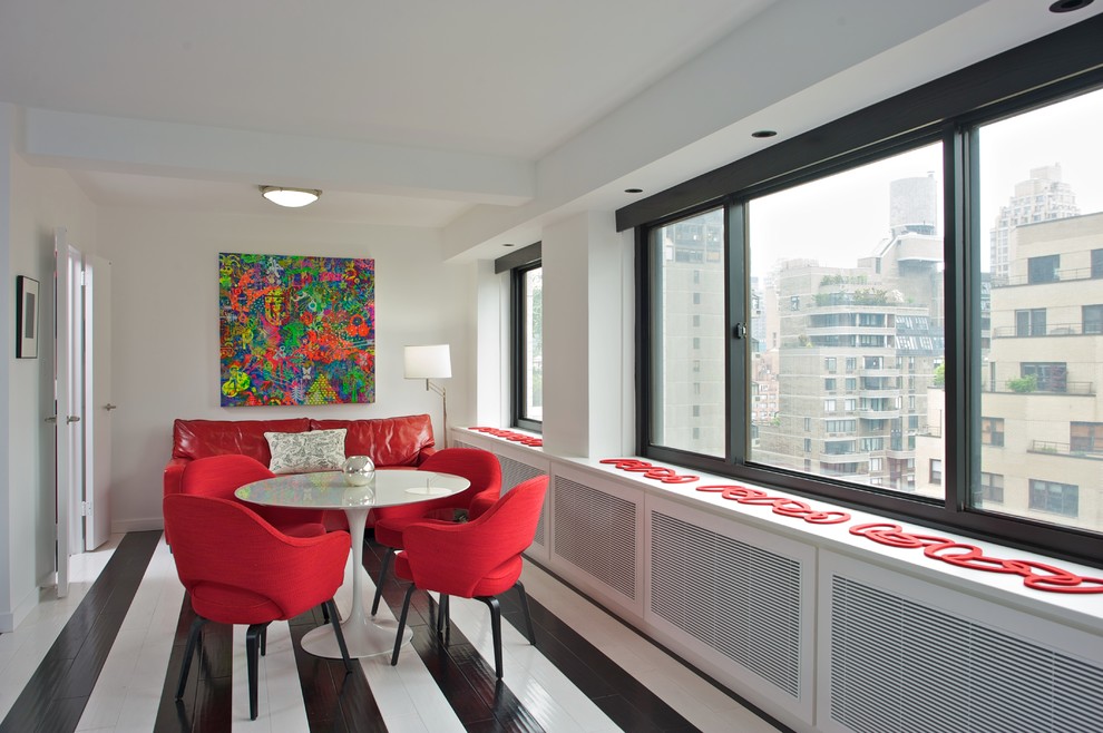 Geschlossenes, Mittelgroßes Modernes Esszimmer ohne Kamin mit gebeiztem Holzboden, weißer Wandfarbe und buntem Boden in New York