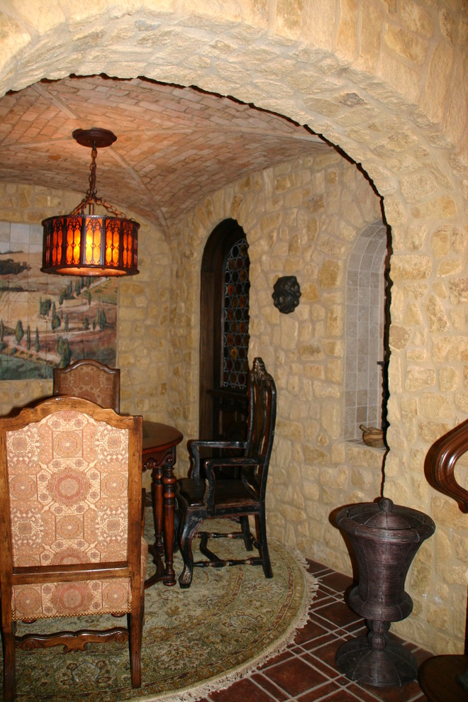 Immagine di una sala da pranzo mediterranea chiusa e di medie dimensioni con pareti beige e nessun camino