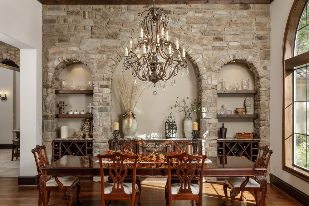 Idée de décoration pour une grande salle à manger ouverte sur la cuisine méditerranéenne avec un mur blanc, un sol en bois brun et un sol marron.