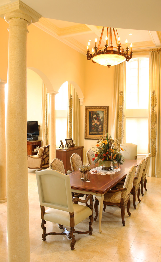 Idées déco pour une grande salle à manger ouverte sur le salon méditerranéenne avec un sol en marbre, aucune cheminée et un mur beige.