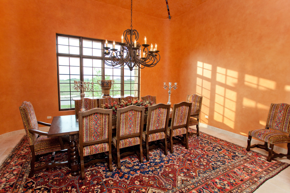 На фото: большая кухня-столовая в средиземноморском стиле с оранжевыми стенами и ковровым покрытием без камина