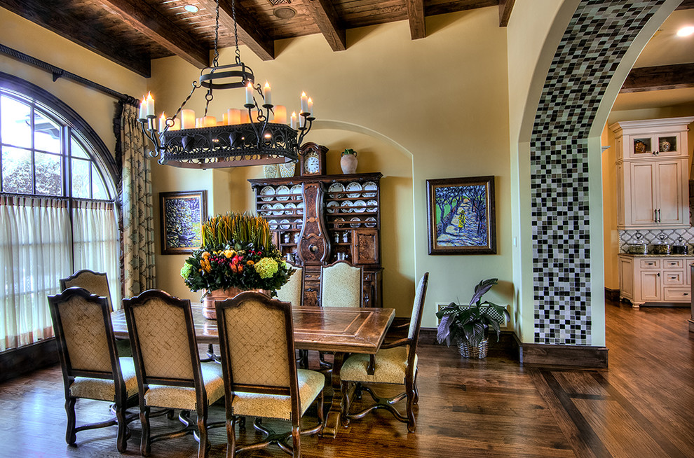 Idée de décoration pour une grande salle à manger ouverte sur le salon méditerranéenne avec un mur beige et un sol en bois brun.