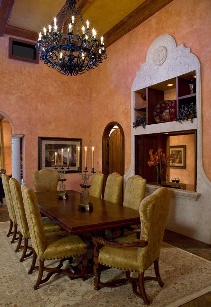 Ispirazione per una sala da pranzo mediterranea con pareti arancioni e parquet scuro