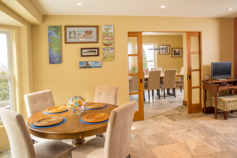 Mittelgroße Wohnküche ohne Kamin mit gelber Wandfarbe, Porzellan-Bodenfliesen und grauem Boden in Washington, D.C.