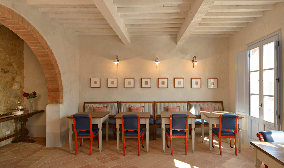 На фото: столовая в средиземноморском стиле с бежевыми стенами