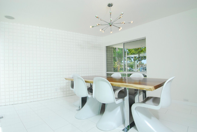 Esempio di una sala da pranzo aperta verso la cucina design di medie dimensioni con pareti bianche e pavimento con piastrelle in ceramica
