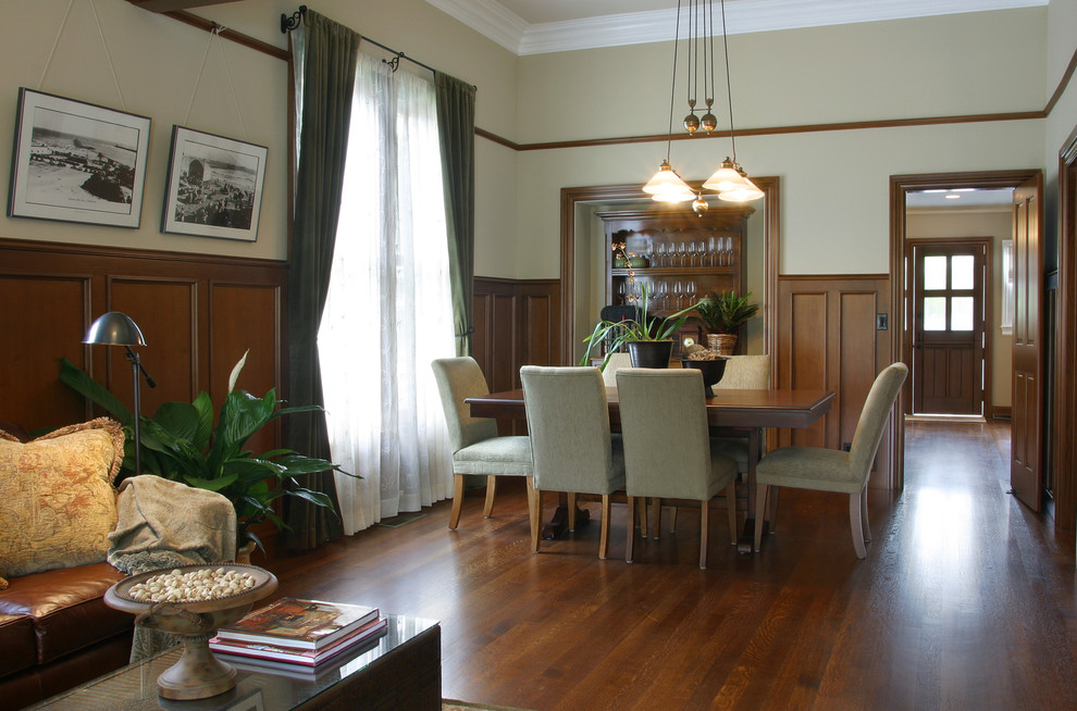 Cette photo montre une petite salle à manger ouverte sur le salon victorienne avec un mur beige, un sol en bois brun, un sol marron et éclairage.