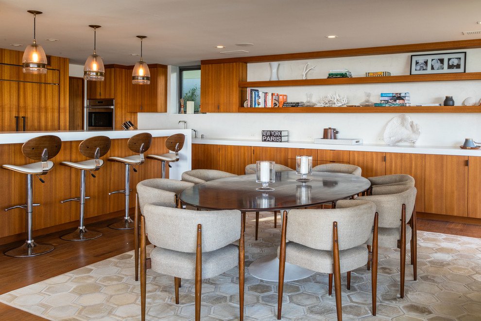 Ispirazione per una sala da pranzo aperta verso il soggiorno minimal con parquet chiaro e pavimento marrone