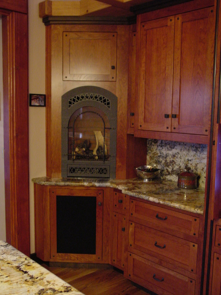 Diseño de comedor de estilo americano con chimenea de esquina y marco de chimenea de madera
