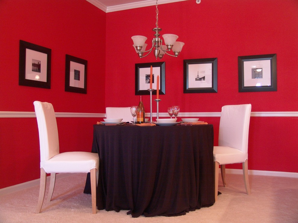 Foto di una piccola sala da pranzo aperta verso la cucina minimalista con pareti rosse, moquette e nessun camino