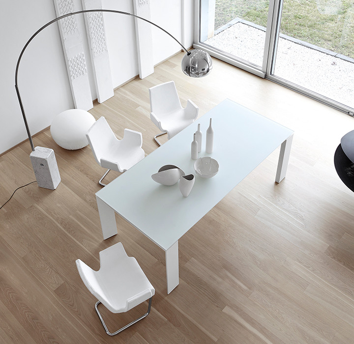Ispirazione per una grande sala da pranzo aperta verso il soggiorno minimal con pareti bianche e pavimento beige