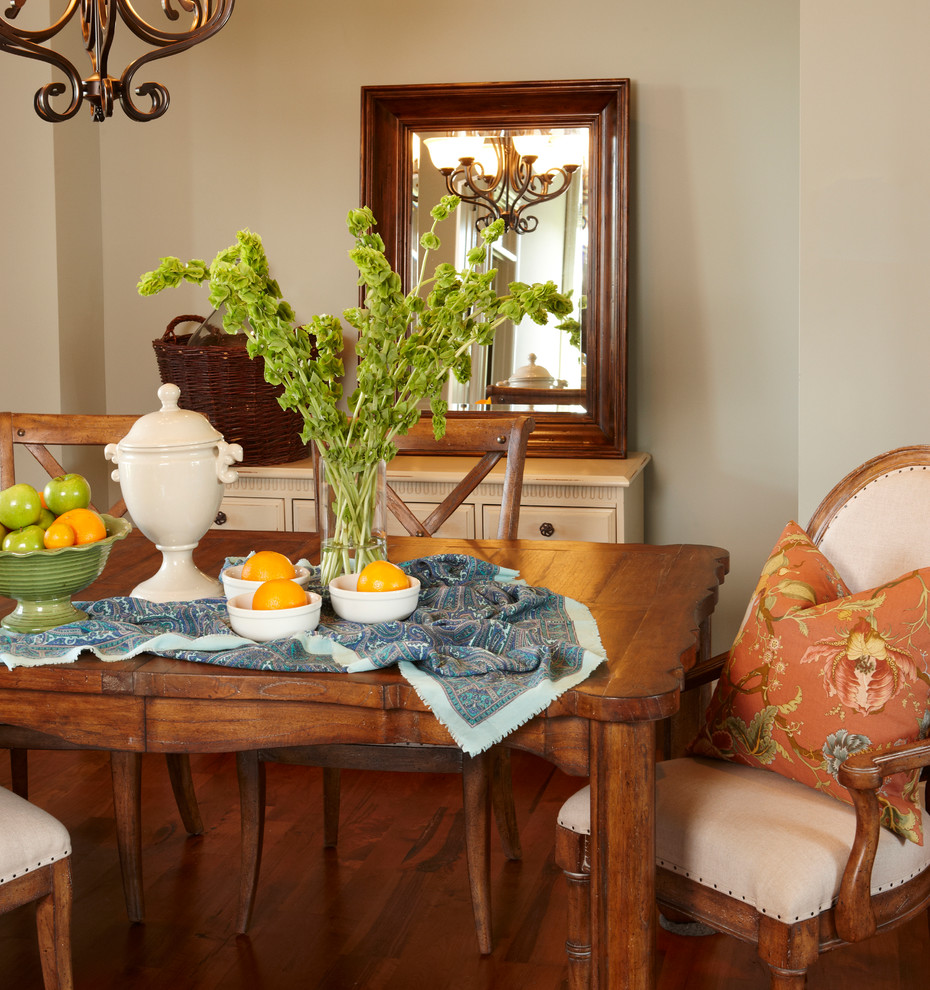 Example of a classic dining room design in Kansas City