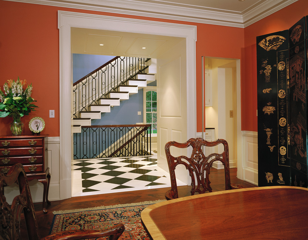 Geschlossenes, Mittelgroßes Klassisches Esszimmer mit oranger Wandfarbe, braunem Holzboden und braunem Boden in Washington, D.C.