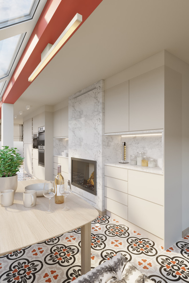 Mittelgroße Moderne Wohnküche mit beiger Wandfarbe, Kamin, Kaminumrandung aus Stein und buntem Boden in Brüssel