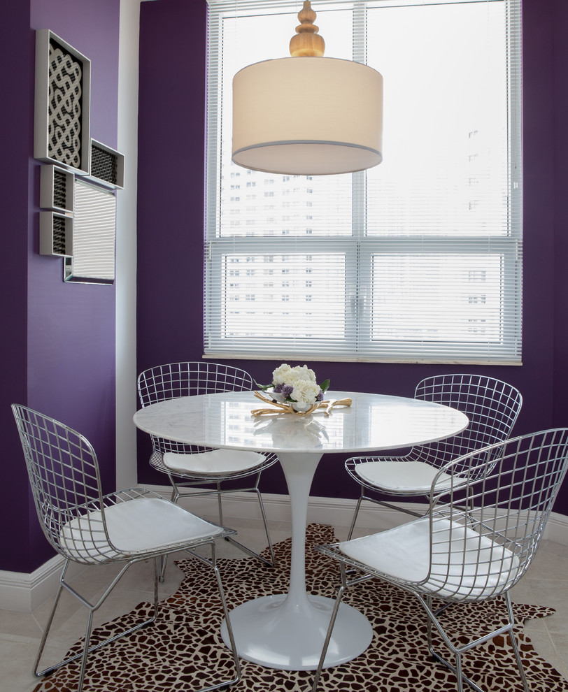 Modernes Esszimmer mit lila Wandfarbe in Miami