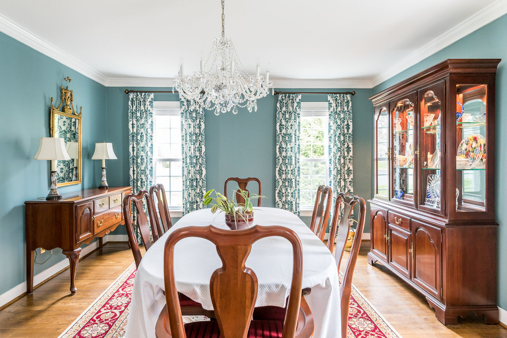 Ispirazione per una sala da pranzo tradizionale chiusa con pareti blu e parquet chiaro