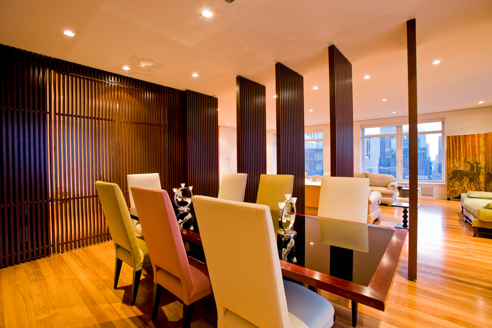 Modernes Esszimmer mit braunem Holzboden in New York