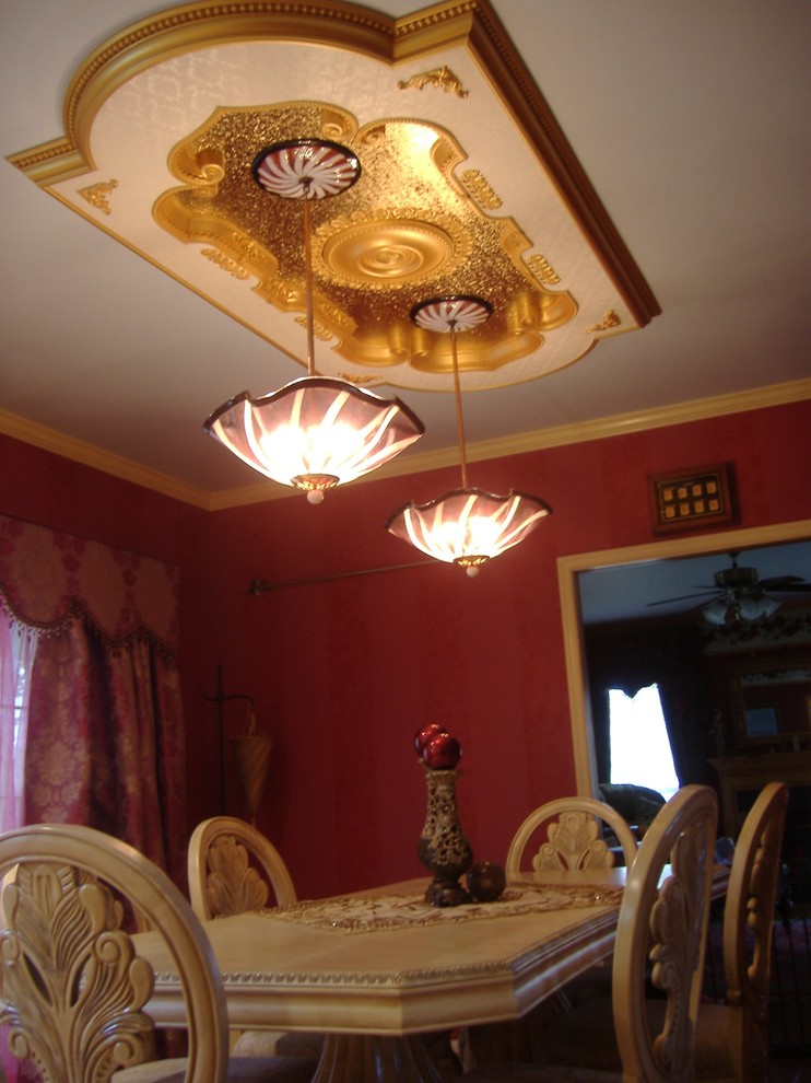 Стильный дизайн: кухня-столовая среднего размера в стиле ретро с красными стенами, мраморным полом и двусторонним камином - последний тренд