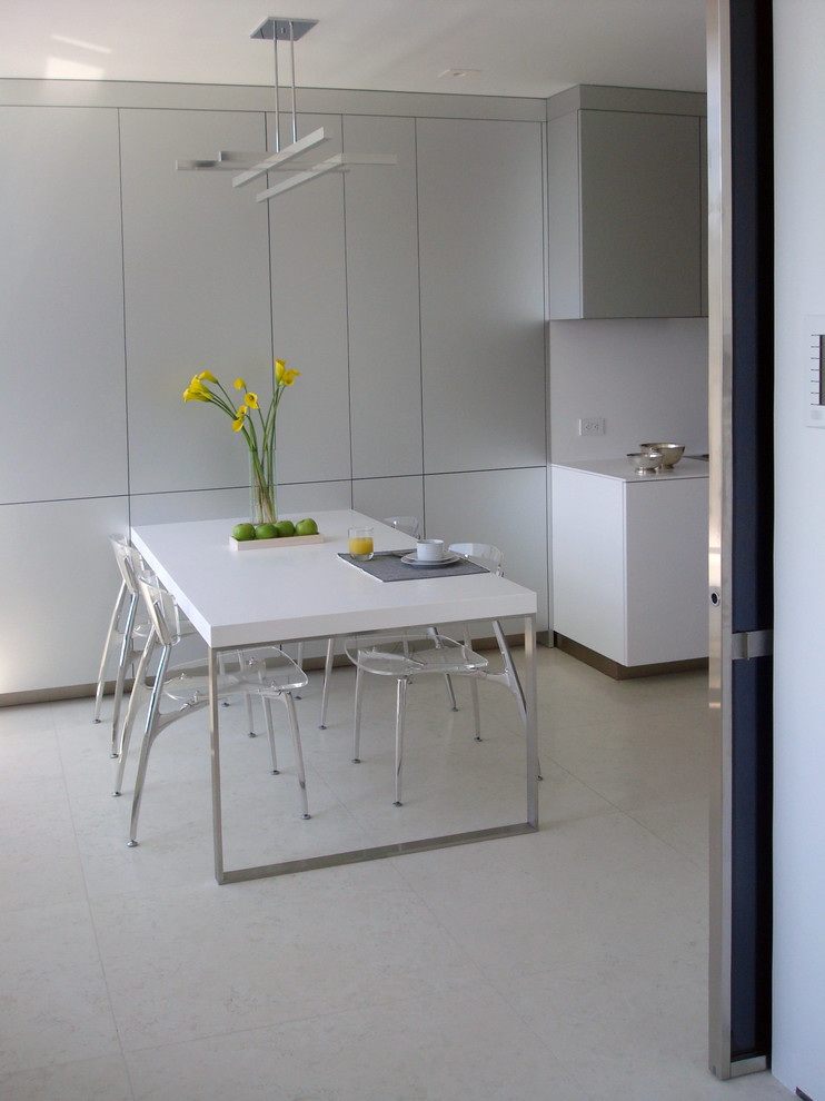 Modern inredning av ett litet kök med matplats, med grå väggar och vitt golv