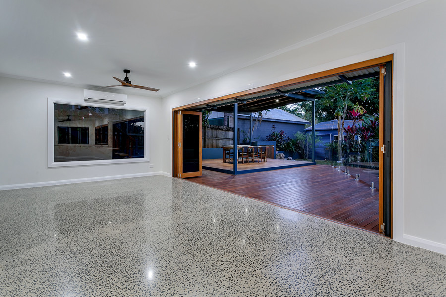 Ispirazione per una grande sala da pranzo aperta verso il soggiorno contemporanea con pareti bianche, pavimento in cemento e pavimento grigio
