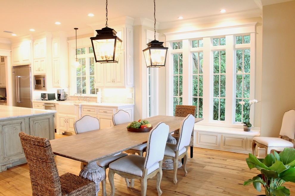 Inspiration pour une salle à manger ouverte sur la cuisine avec un mur beige, parquet clair et aucune cheminée.