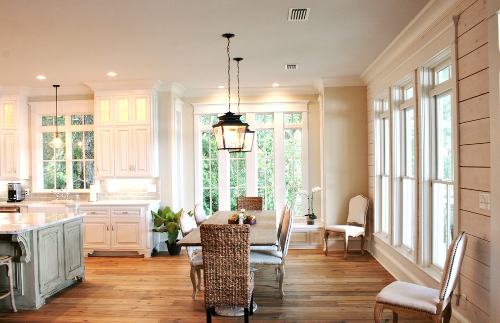 Idée de décoration pour une salle à manger ouverte sur la cuisine avec un mur beige, aucune cheminée et un sol en bois brun.