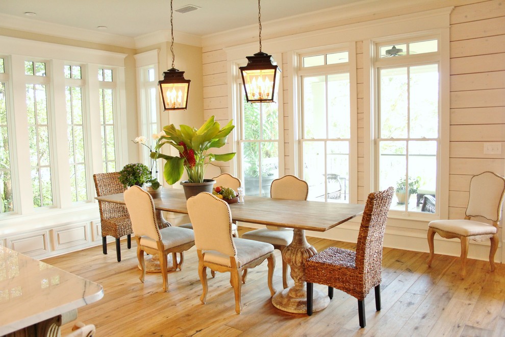 Idée de décoration pour une salle à manger ouverte sur la cuisine avec un mur beige, parquet clair et aucune cheminée.