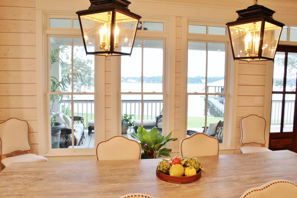 Exemple d'une salle à manger ouverte sur la cuisine avec un mur beige, parquet clair et aucune cheminée.