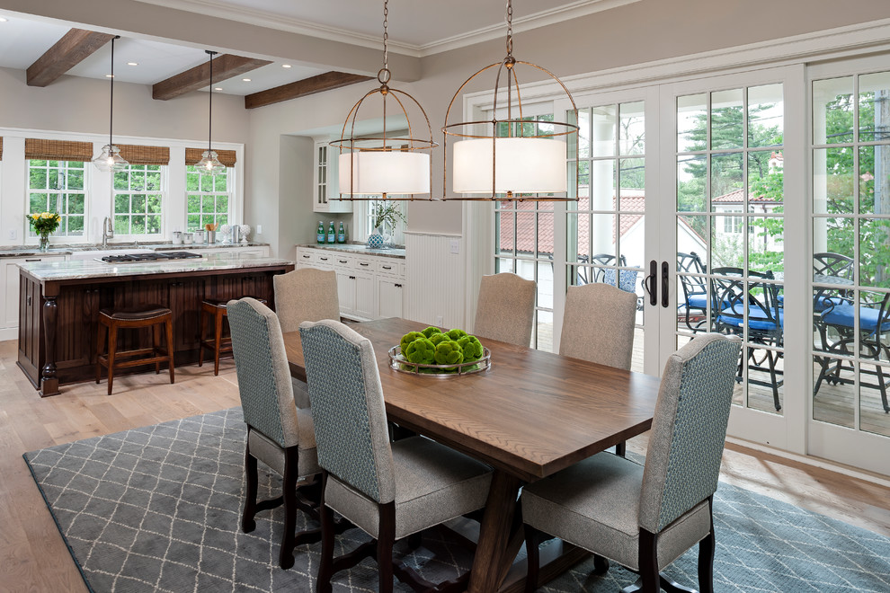 Esempio di una sala da pranzo aperta verso la cucina costiera di medie dimensioni con pareti beige e parquet chiaro