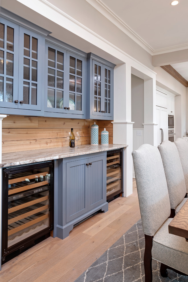 Ispirazione per una grande sala da pranzo aperta verso la cucina stile marino con pareti beige e parquet chiaro