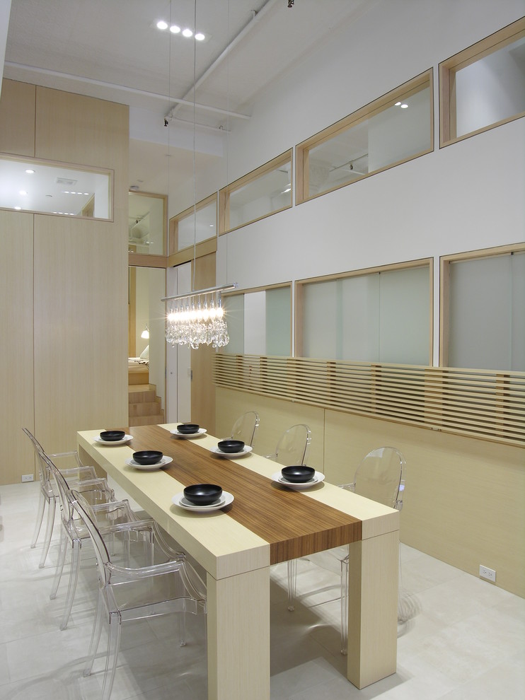 Foto på en minimalistisk matplats, med vita väggar