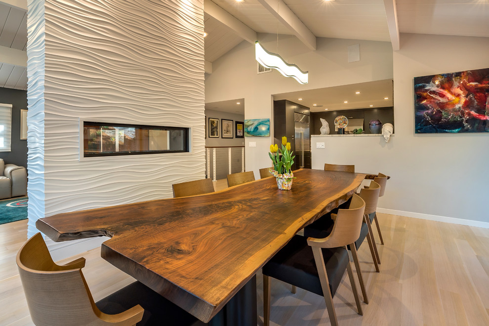 Ispirazione per una grande sala da pranzo minimalista chiusa con pareti beige e parquet chiaro