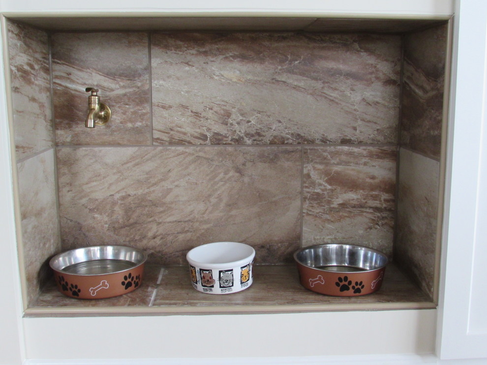 Modelo de comedor de cocina tradicional renovado pequeño con suelo de baldosas de cerámica