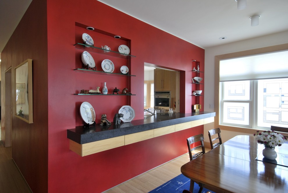 ミネアポリスにあるコンテンポラリースタイルのおしゃれなLDK (赤い壁、竹フローリング、暖炉なし) の写真