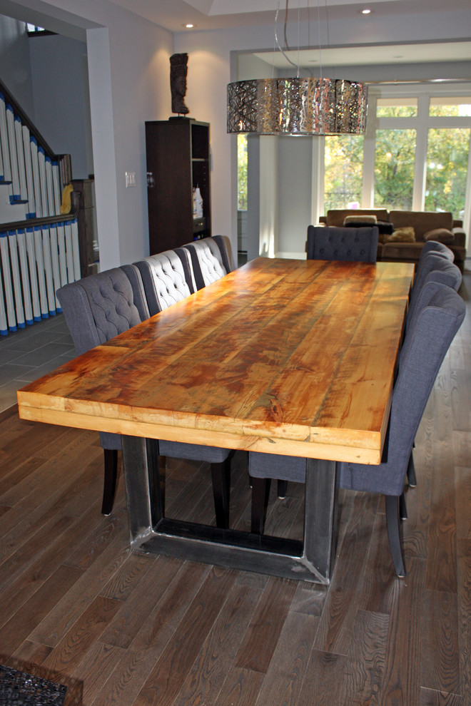 Foto di una sala da pranzo minimal di medie dimensioni con pavimento in bambù e pavimento marrone