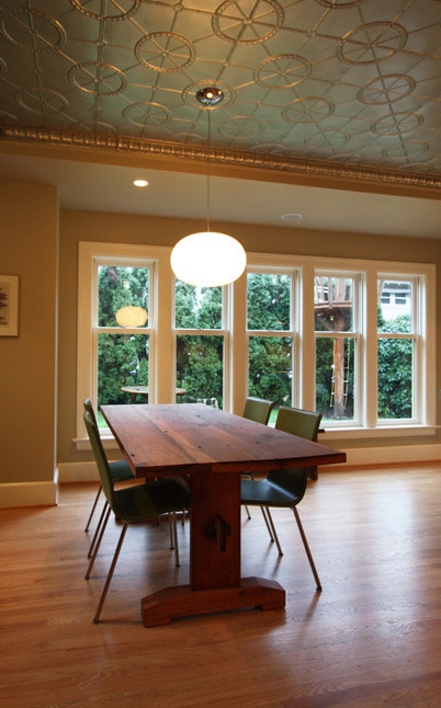 Example of a minimalist dining room design in Portland