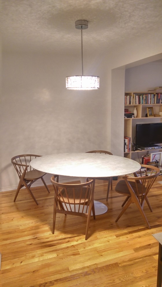 Пример оригинального дизайна: кухня-столовая среднего размера в современном стиле с серыми стенами и паркетным полом среднего тона без камина