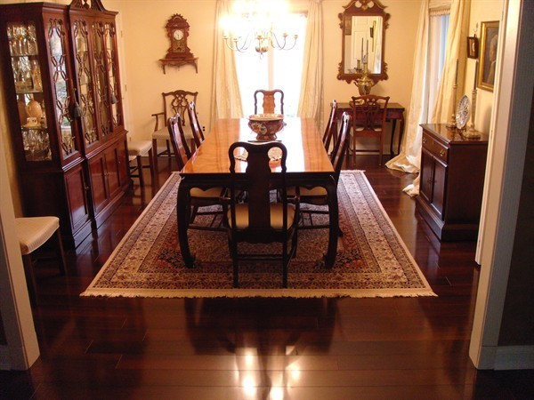 Cette photo montre une salle à manger éclectique avec parquet foncé et un sol marron.