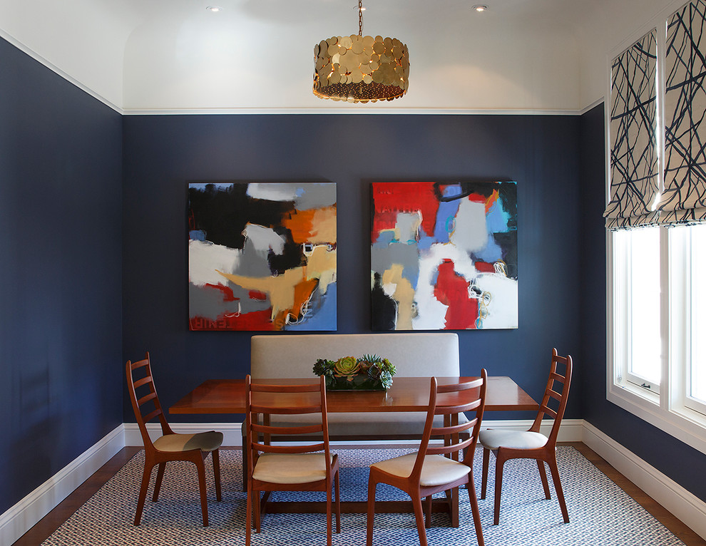 Réalisation d'une salle à manger ouverte sur le salon design de taille moyenne avec un mur bleu et un sol en bois brun.