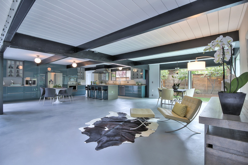 Idee per una grande sala da pranzo aperta verso il soggiorno moderna con pavimento in cemento, pavimento grigio, pareti grigie e nessun camino