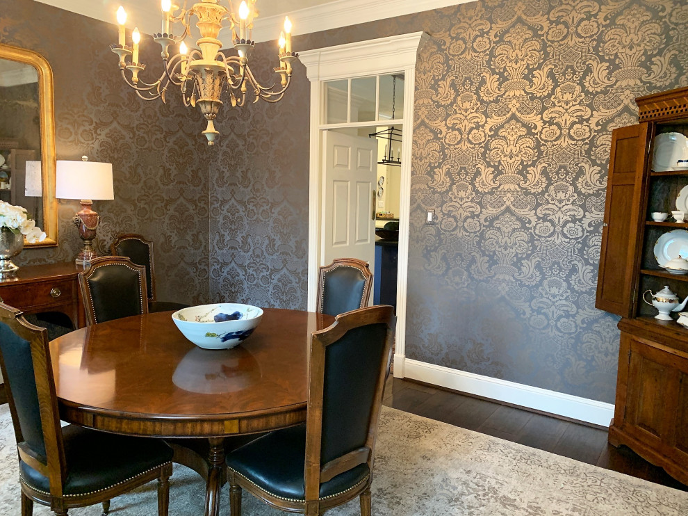 Источник вдохновения для домашнего уюта: большая отдельная столовая в классическом стиле с синими стенами, паркетным полом среднего тона, коричневым полом и обоями на стенах