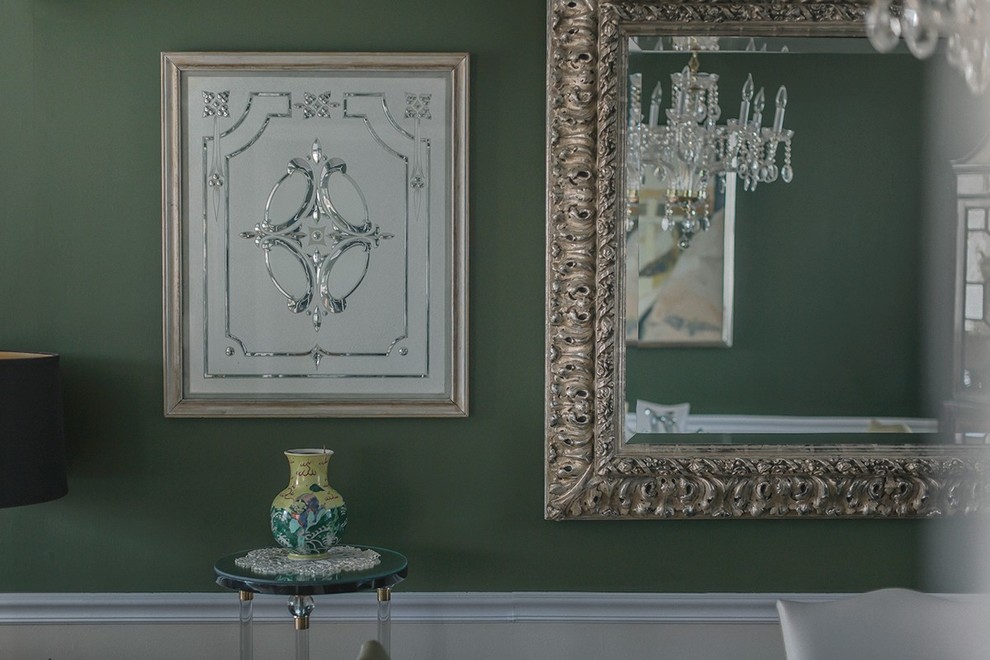 Offenes, Mittelgroßes Shabby-Chic Esszimmer mit grüner Wandfarbe und braunem Holzboden in New York