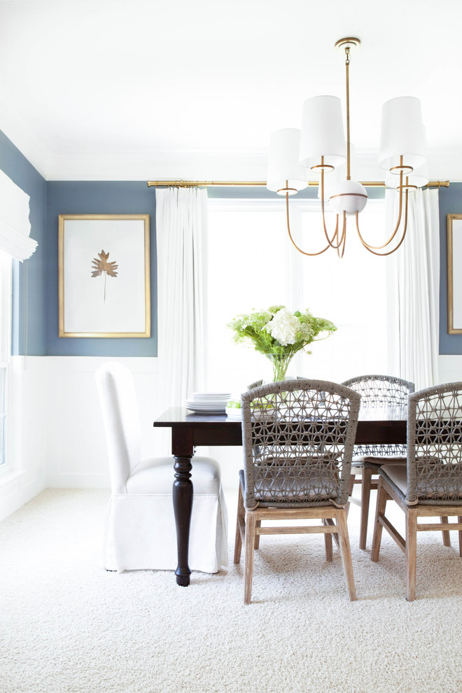 Idee per una sala da pranzo tradizionale di medie dimensioni con pareti blu, moquette e pavimento beige