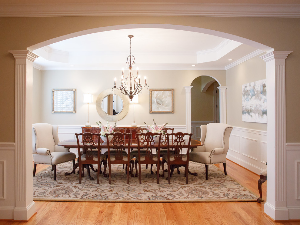 Großes Klassisches Esszimmer mit weißer Wandfarbe und braunem Holzboden in Washington, D.C.