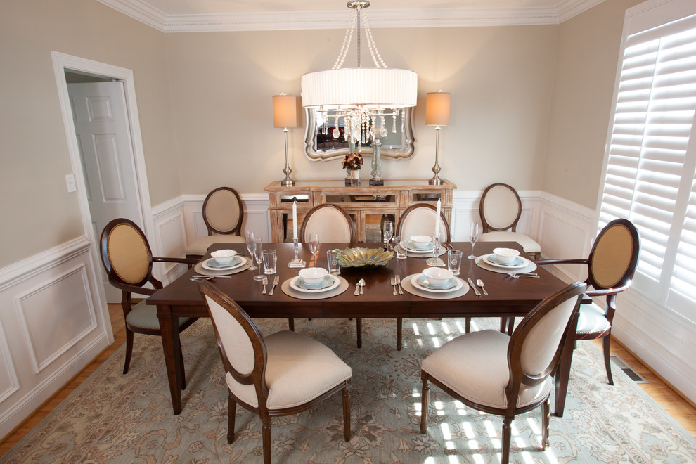 Esempio di una sala da pranzo aperta verso la cucina tradizionale di medie dimensioni con pareti beige e parquet chiaro